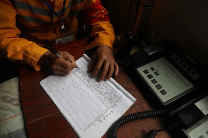 大雨來襲！兩位老兵徒步走進深山里