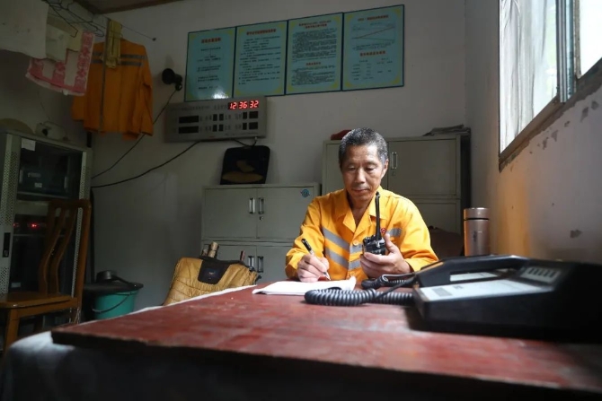 大雨來襲！兩位老兵徒步走進深山里