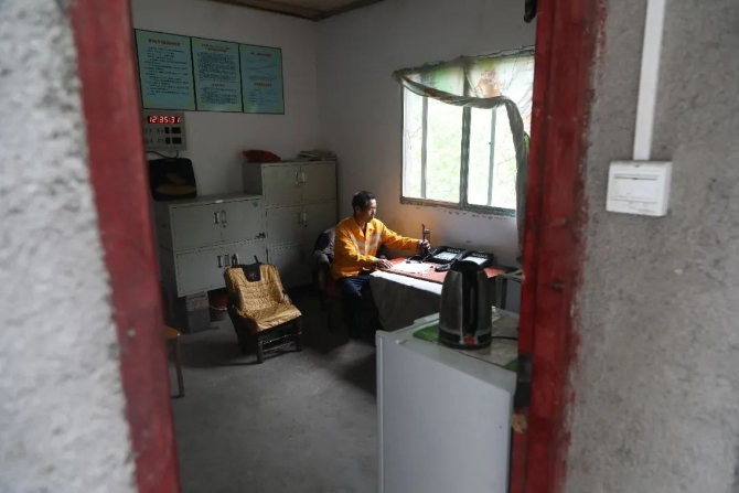 大雨來襲！兩位老兵徒步走進深山里