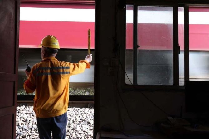 大雨來襲！兩位老兵徒步走進深山里