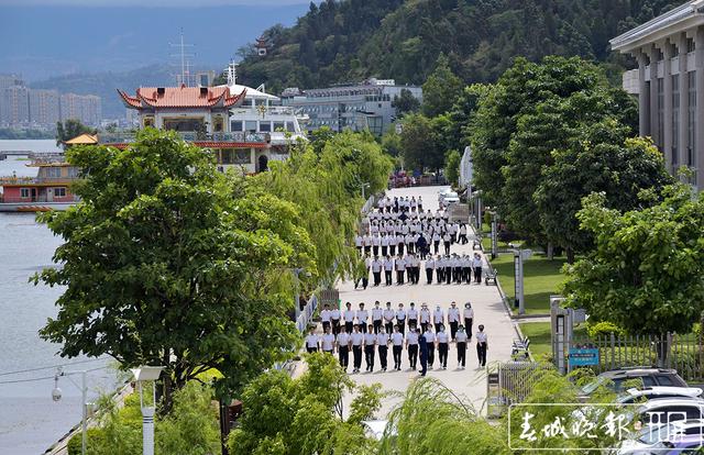 在大理港開展軍訓 洱海游船分公司培訓員工
