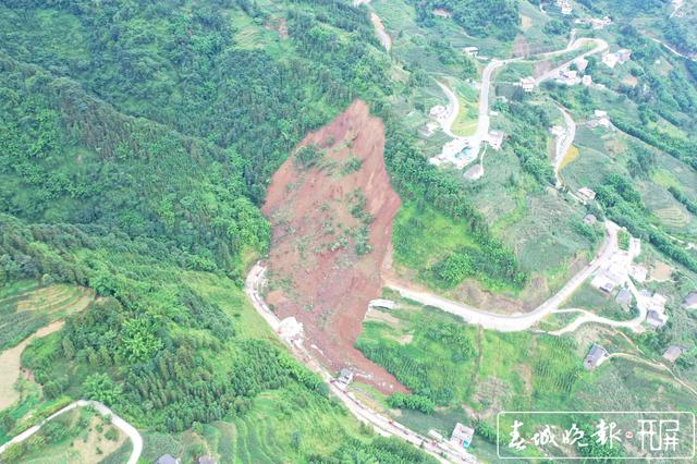 彝良發(fā)生山體滑坡官方通報(bào)來了！2人被掩埋，6輛車被滾石損壞.jpg