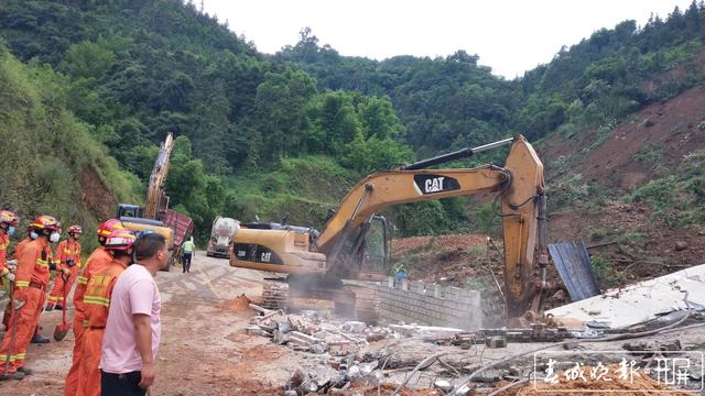 彝良發(fā)生山體滑坡！公路和酒廠被掩埋，兩人失聯(lián)！現(xiàn)場視頻觸目驚心6.jpg
