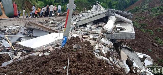 彝良發(fā)生山體滑坡！公路和酒廠被掩埋，兩人失聯(lián)！現(xiàn)場視頻觸目驚心4.jpg