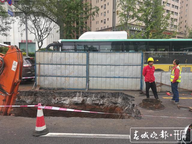 人民西路出現(xiàn)大坑！原來是發(fā)生燃?xì)庑孤秶鷵鯎屝?(3).jpg