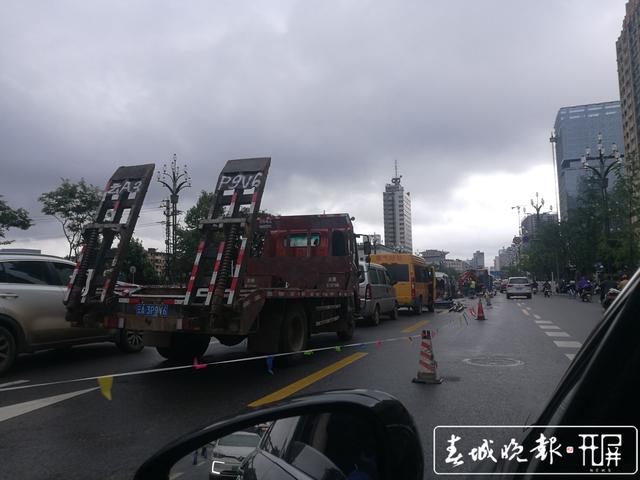 人民西路出現(xiàn)大坑！原來是發(fā)生燃?xì)庑孤秶鷵鯎屝?(6).jpg
