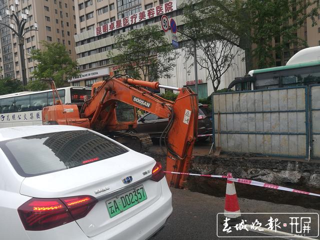 人民西路出現(xiàn)大坑！原來是發(fā)生燃?xì)庑孤秶鷵鯎屝?(2).jpg