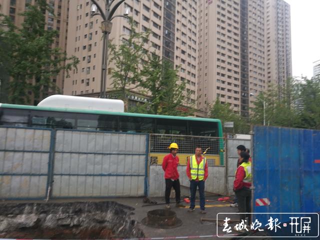 人民西路出現(xiàn)大坑！原來是發(fā)生燃?xì)庑孤秶鷵鯎屝?(1).jpg