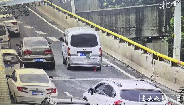 車輛拋錨擔心被監(jiān)控抓拍一個錯誤舉動被扣12分