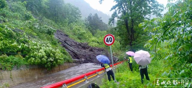 貢山警方持續(xù)奮戰(zhàn)在泥石流防汛救災一線 (5).jpg