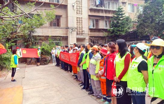 開展黨組織、黨員“雙報(bào)到雙報(bào)告”活動(dòng)整治老舊小區(qū)環(huán)境衛(wèi)生