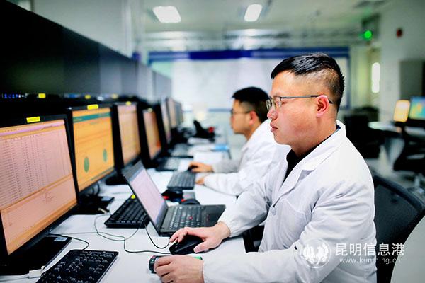 該段職工正在對(duì)沿線動(dòng)環(huán)系統(tǒng)運(yùn)行狀態(tài)進(jìn)行實(shí)時(shí)監(jiān)控。