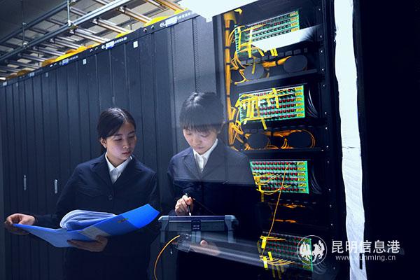 該段職工通過“智慧昆通”安全管理平臺(tái)，對(duì)通信機(jī)房的設(shè)備連接走線、標(biāo)簽臺(tái)賬和運(yùn)行狀態(tài)進(jìn)行核對(duì)。