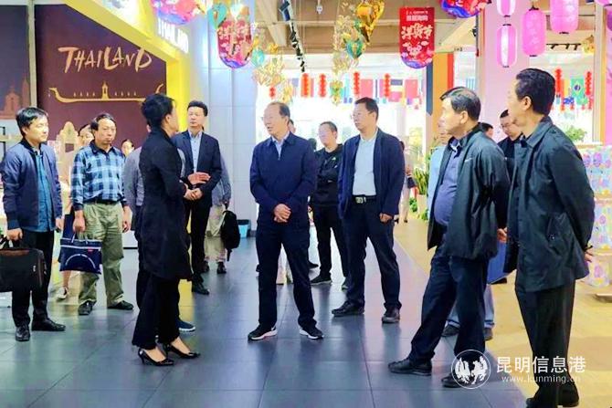 視察金大門跨境O2O自提體驗中心