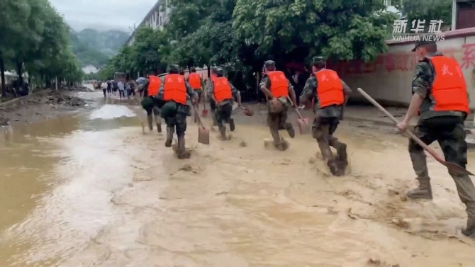 10 鑲嵌著白色的螺螄殼 10 鑲嵌著白色的螺螄殼