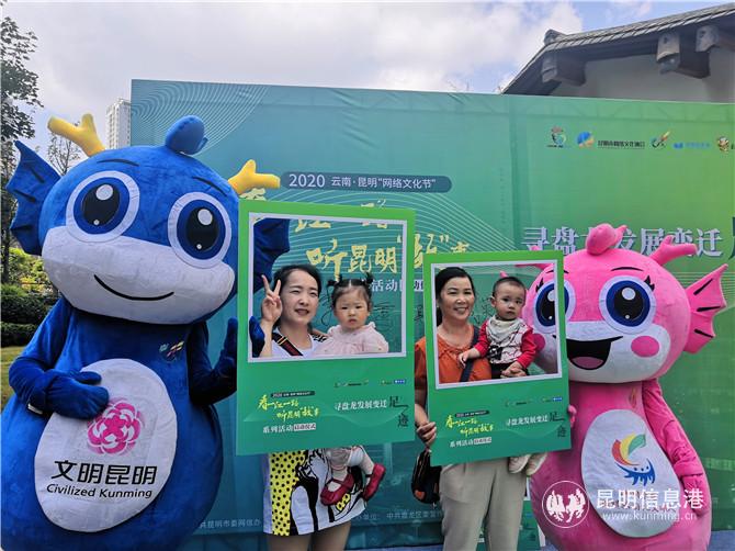 4.市民與盤小龍合影 周姝雅攝 4.市民與盤小龍合影 周姝雅攝