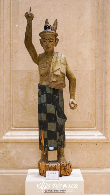 各式各樣的雕塑、傣泰民間工藝品