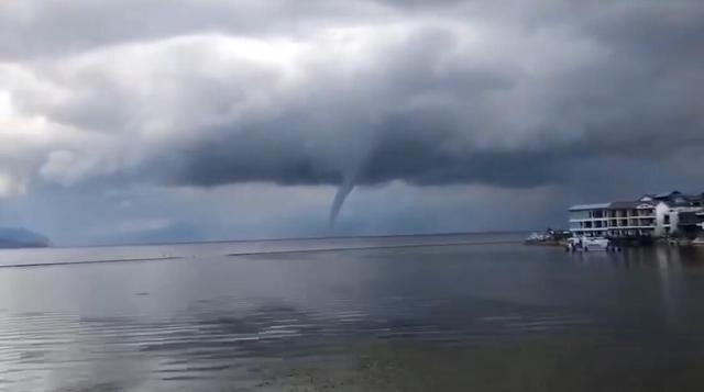 網(wǎng)傳洱海出現(xiàn)罕見“龍吸水”奇觀