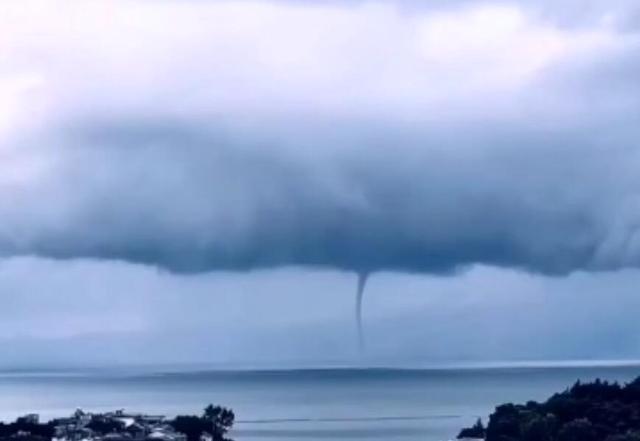 網(wǎng)傳洱海出現(xiàn)罕見“龍吸水”奇觀