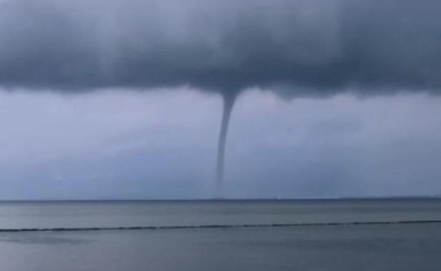 網(wǎng)傳洱海出現(xiàn)罕見“龍吸水”奇觀