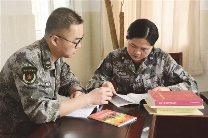 7月30日，徐會正在和同事交流學(xué)習(xí)，對照新舊政策的變化。