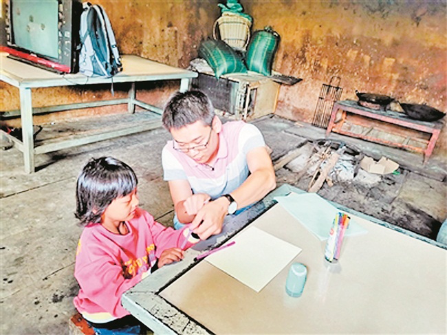 李浩嘗試通過畫畫與密小花進行溝通