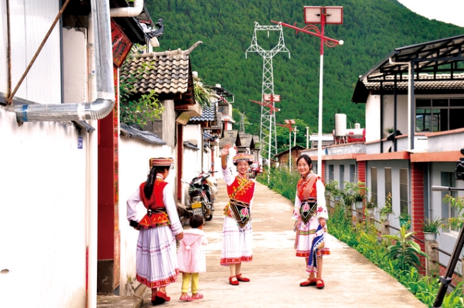 甲馬洛村民小組搬遷群眾生活大變樣，村民臉上堆滿笑容。
