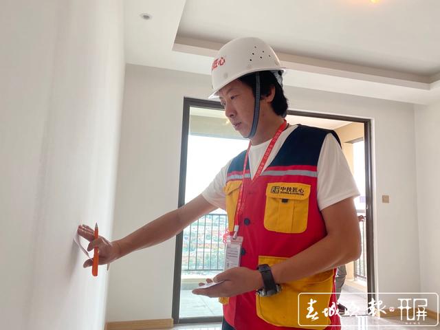 驗房師周兆剛：做“房子的醫(yī)生”，受委屈是家常便飯 (1).jpg