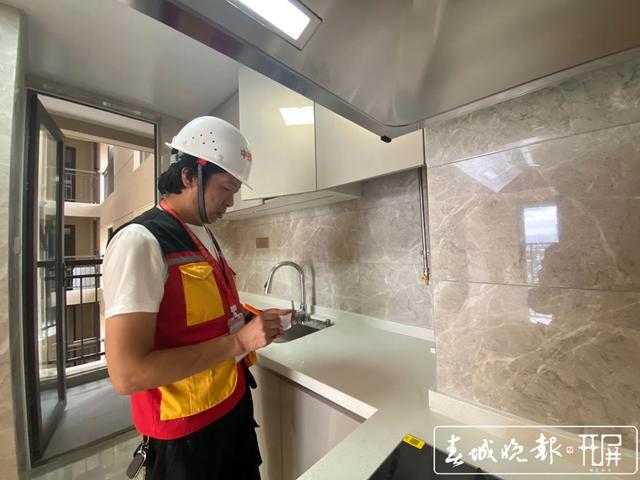 驗房師周兆剛：做“房子的醫(yī)生”，受委屈是家常便飯 (2).jpg