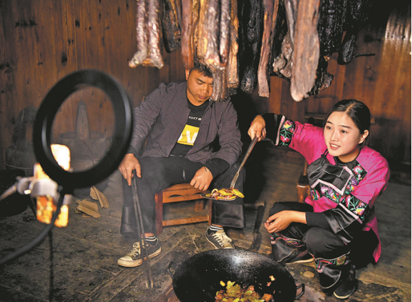 “現(xiàn)在生活比我釀的蜂蜜還要甜！”這群苗族村民把日子過成“向往的生活”