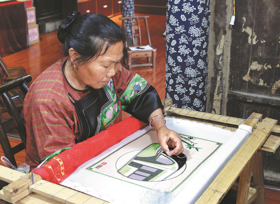 “現(xiàn)在生活比我釀的蜂蜜還要甜！”這群苗族村民把日子過成“向往的生活”