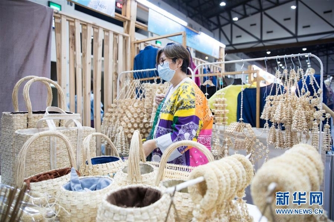 (新華視界)(2)曼谷舉行傳統(tǒng)泰國手工藝品展銷會