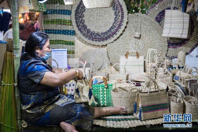 (新華視界)(3)曼谷舉行傳統(tǒng)泰國手工藝品展銷會