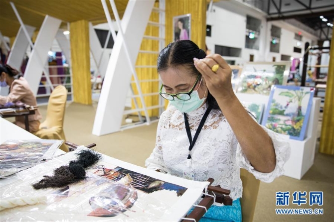 (新華視界)(4)曼谷舉行傳統(tǒng)泰國手工藝品展銷會