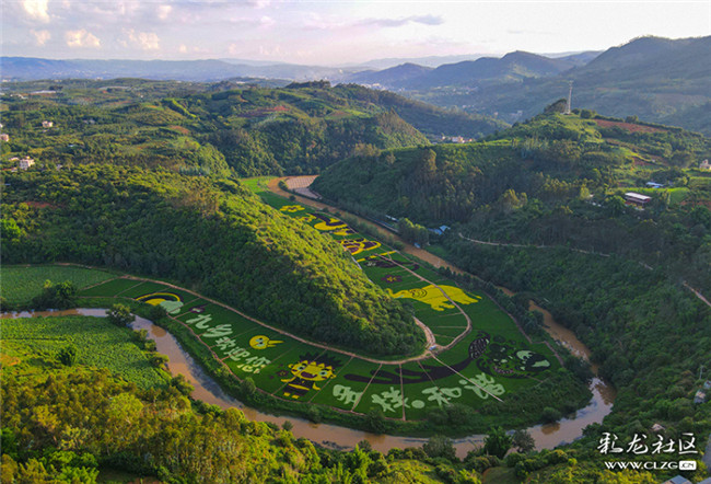 12與河灣村相鄰的馬蹄灣因形狀酷似馬蹄而得名，8月，馬蹄灣稻田彩畫景色優(yōu)美壯觀。