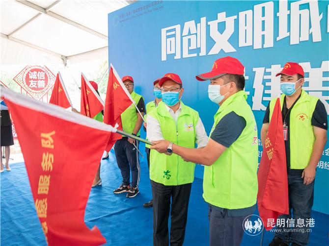 為志愿服務(wù)隊授旗 為志愿服務(wù)隊授旗