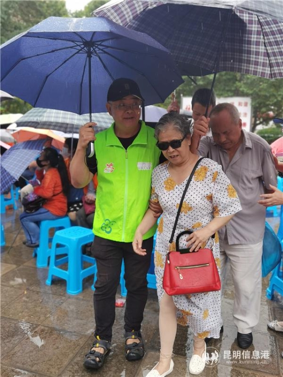 活動(dòng)現(xiàn)場(chǎng) 志愿者攙扶盲人市民 活動(dòng)現(xiàn)場(chǎng) 志愿者攙扶盲人市民