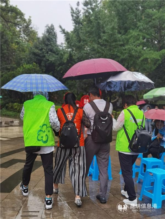 志愿者攙扶盲人市民 志愿者攙扶盲人市民