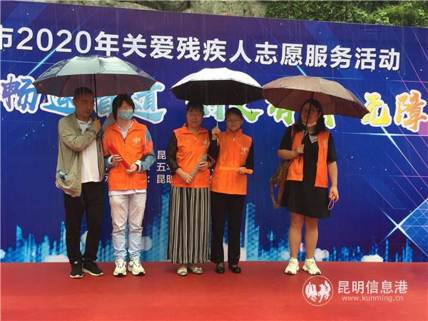 活動(dòng)現(xiàn)場(chǎng) 盲人代表領(lǐng)取新型盲杖 活動(dòng)現(xiàn)場(chǎng) 盲人代表領(lǐng)取新型盲杖