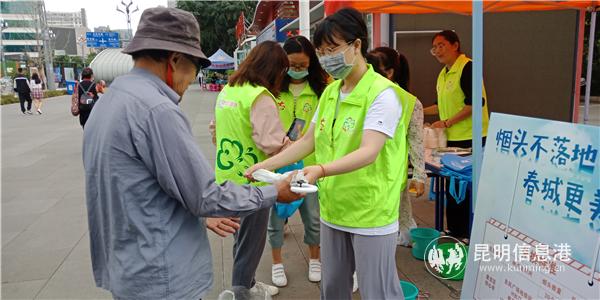 市民在東方廣場“初心亭”煙頭兌換點兌換禮品