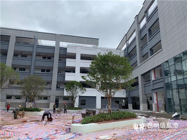 西山區(qū)城中村改造第35號(hào)片區(qū)項(xiàng)目配套小學(xué)書林一小福海校區(qū)即將投入使用。記者勞學(xué)麗 攝