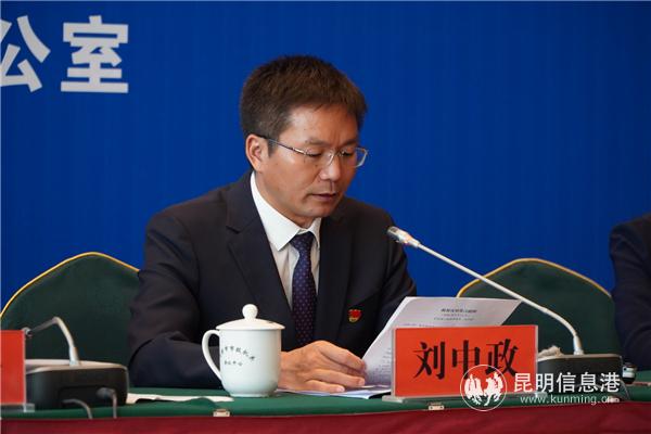 中共宜良縣委副書記、縣長劉中政介紹脫貧攻堅(jiān)成果。