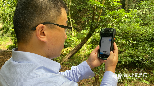 技術(shù)人員在西雙版納原始森林測試短報文通信能力 技術(shù)人員在西雙版納原始森林測試短報文通信能力