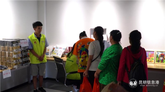 排隊(duì)兌換禮品