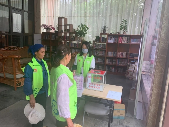 首天八萬余煙頭兌換，官渡區(qū)“煙頭不落地 春城更美麗”煙頭兌換活動火熱進行1.webp