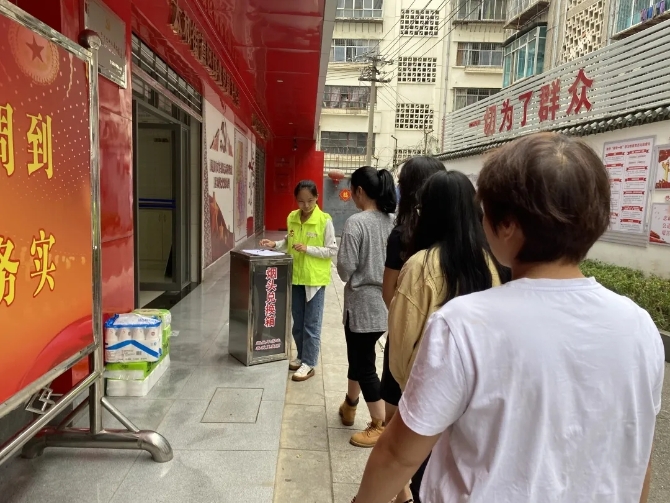 首天八萬余煙頭兌換，官渡區(qū)“煙頭不落地 春城更美麗”煙頭兌換活動火熱進行6.webp