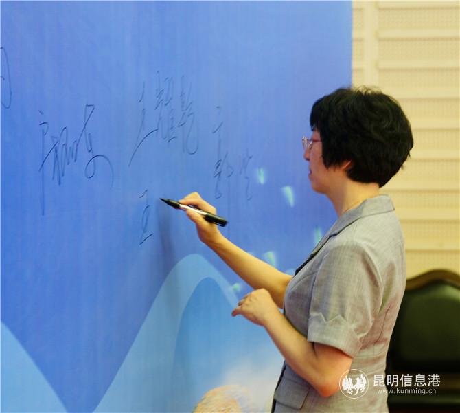 市民為節(jié)目開播簽名留念 市民為節(jié)目開播簽名留念