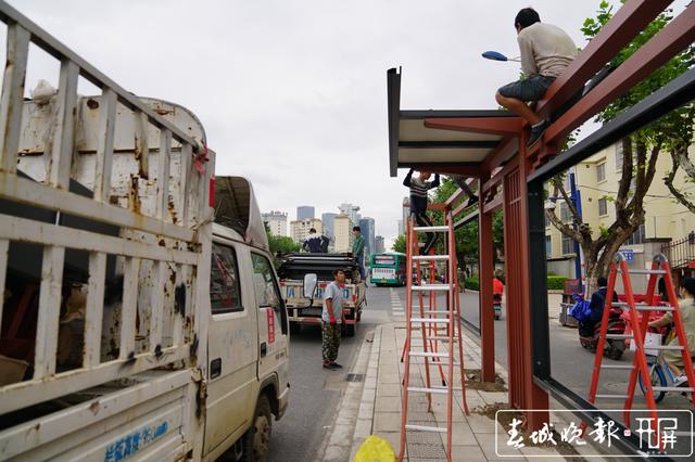 西昌路公交站臺(tái)又從路側(cè)改到路中1.JPG