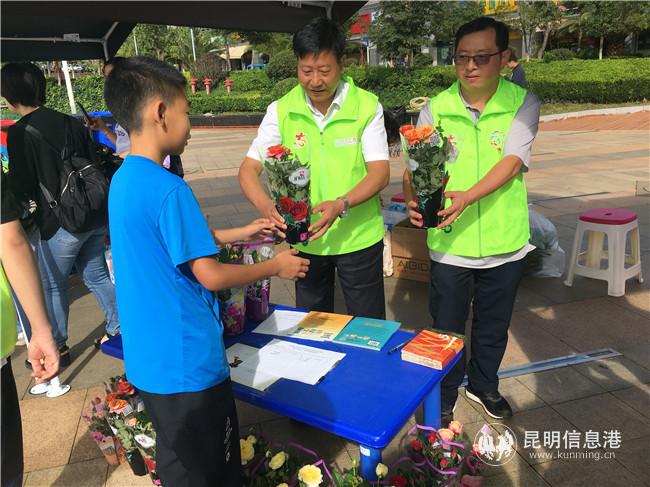 居民紛紛捐贈(zèng)物品