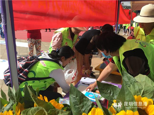 捐贈(zèng)圖書的小朋友獲贈(zèng)鮮花綠植